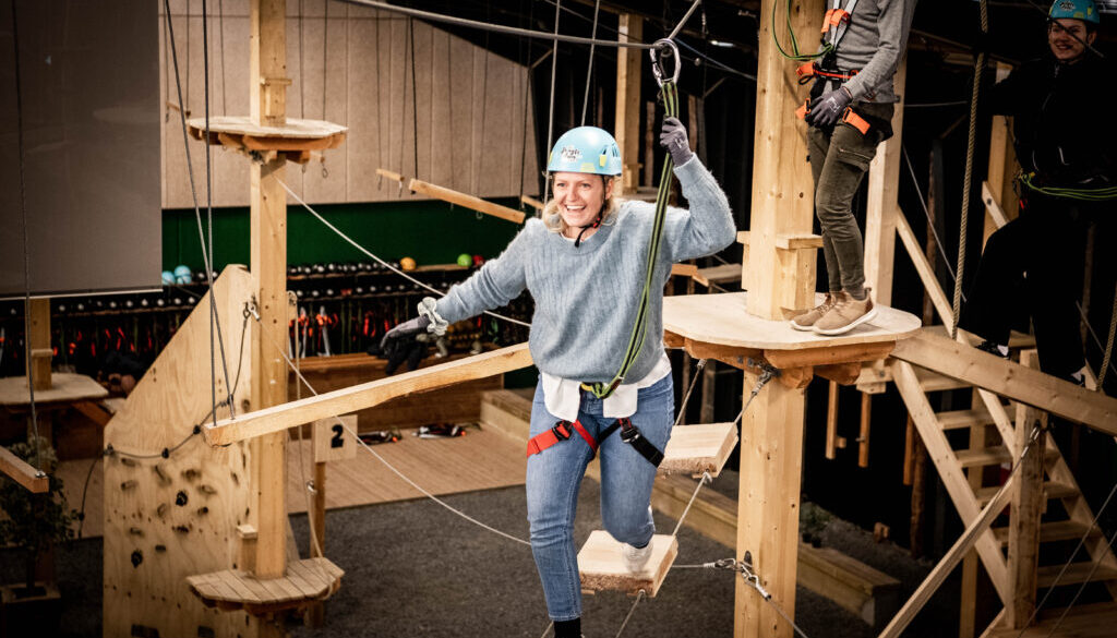 Eventyrlig indendørs klatrepark hos JungleFun – oplev spændende klatrebaner med udfordringer for alle aldre