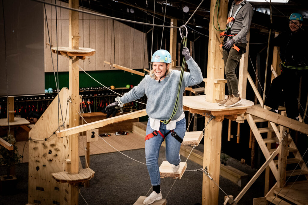 Eventyrlig indendørs klatrepark hos JungleFun – oplev spændende klatrebaner med udfordringer for alle aldre