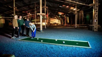 E9C14F8B-E26A-4C08-BC63-F4274FEF9406-scaled-1 (1) Indendørs minigolfbane hos JungleFun – sjove og udfordrende baner for hele familien, perfekt til konkurrence og hygge